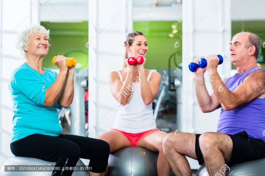 高级男女健身教练在健身房举重杠铃作为运动锻炼