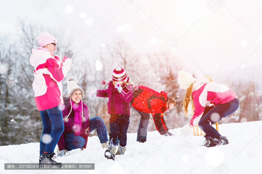 一家人在雪地里玩打雪仗