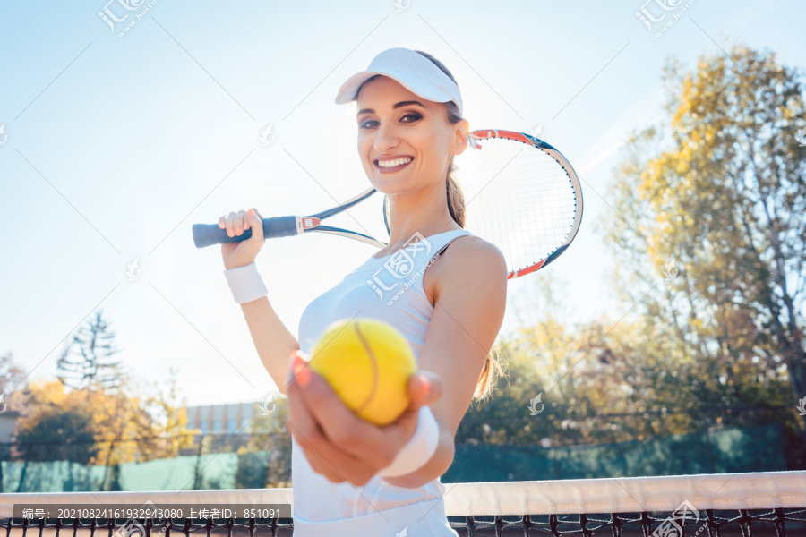 白衣美女准备打网球