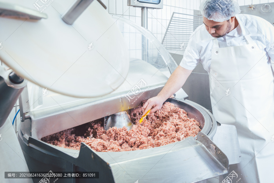 屠夫检查肉糜的质量和稠度是否合适