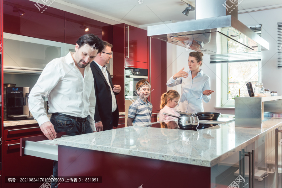 专家向一家人解释新厨房，寻找一个指向当前模型的一些有趣特性的厨房