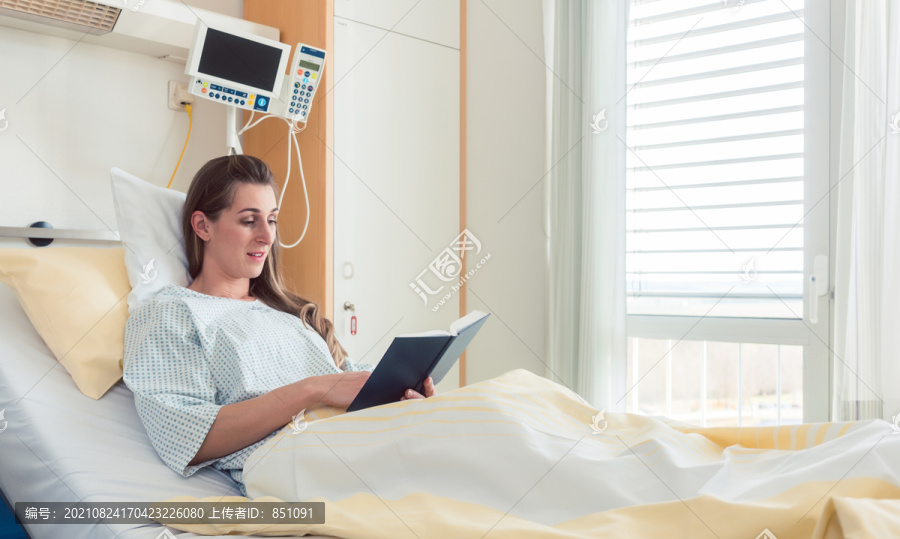 躺在病床上读圣经寻求安慰的女人