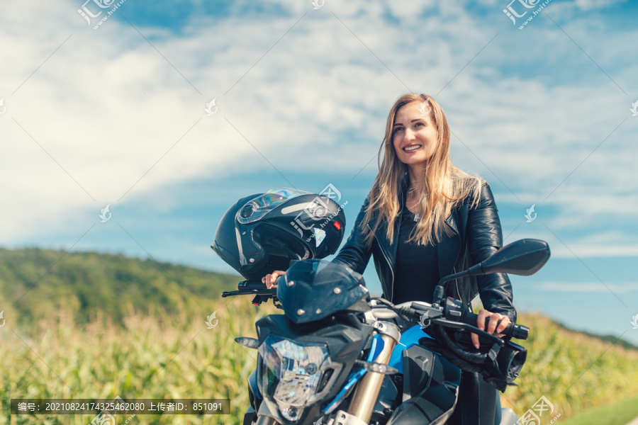 夏日，骑摩托车看前方道路的美女