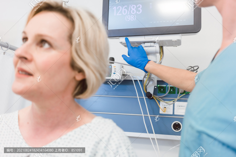 现代医院康复室的病人，护士在背景检查设备中