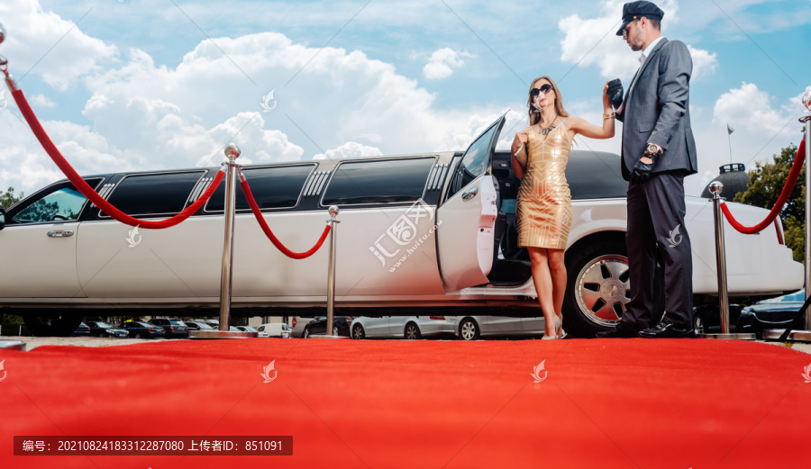 司机在红地毯上帮助贵宾女士或明星下车参加招待会