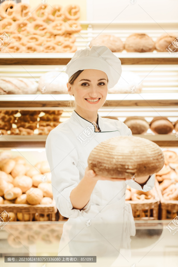 在面包店卖面包的漂亮女人提供面包