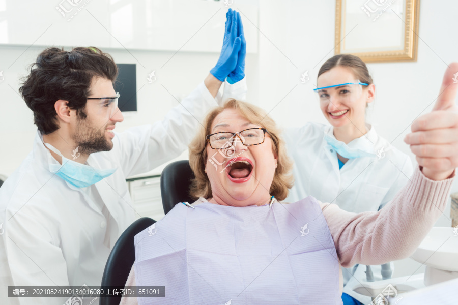 牙科医生和手术中的病人有点过分兴奋，给他们打了五分