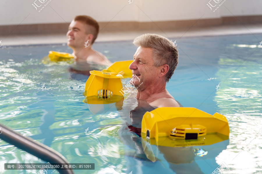 人们在游泳池里进行水上体操理疗运动