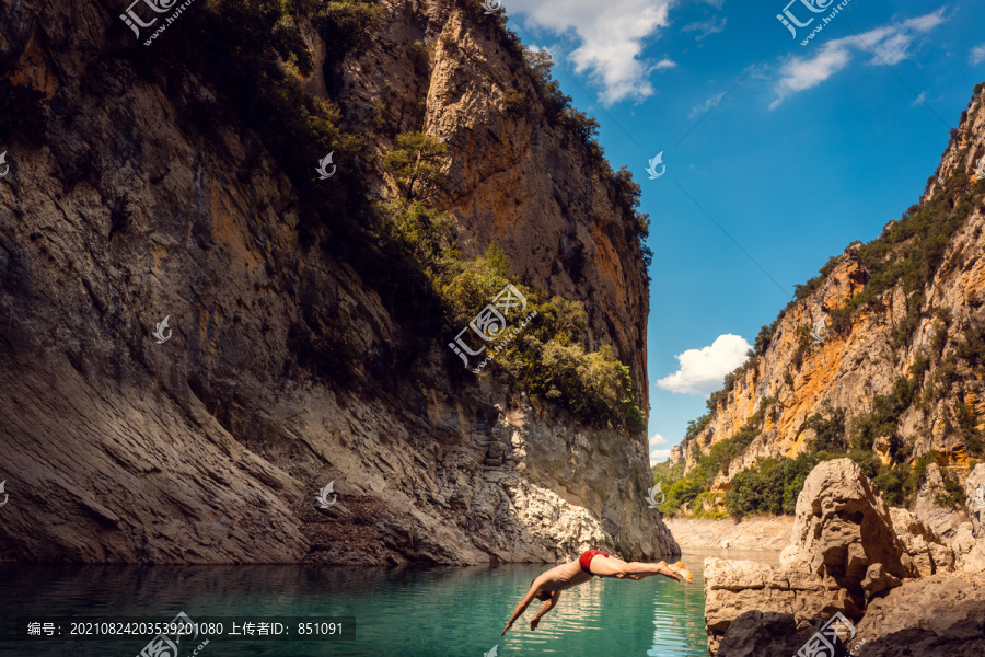 炎热的一天，一名男子跳入比利牛斯山脉峡谷的水里