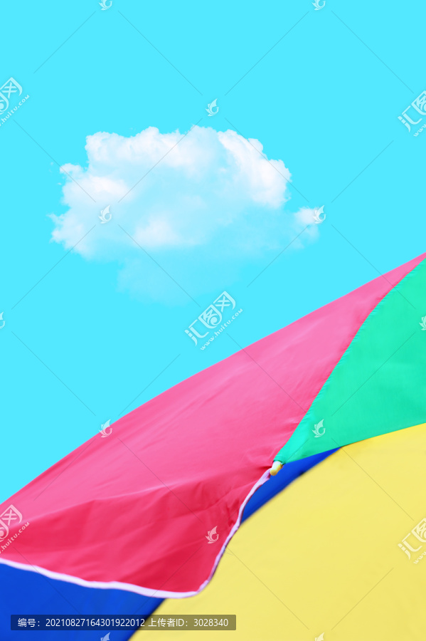 遮阳伞与蓝天白云
