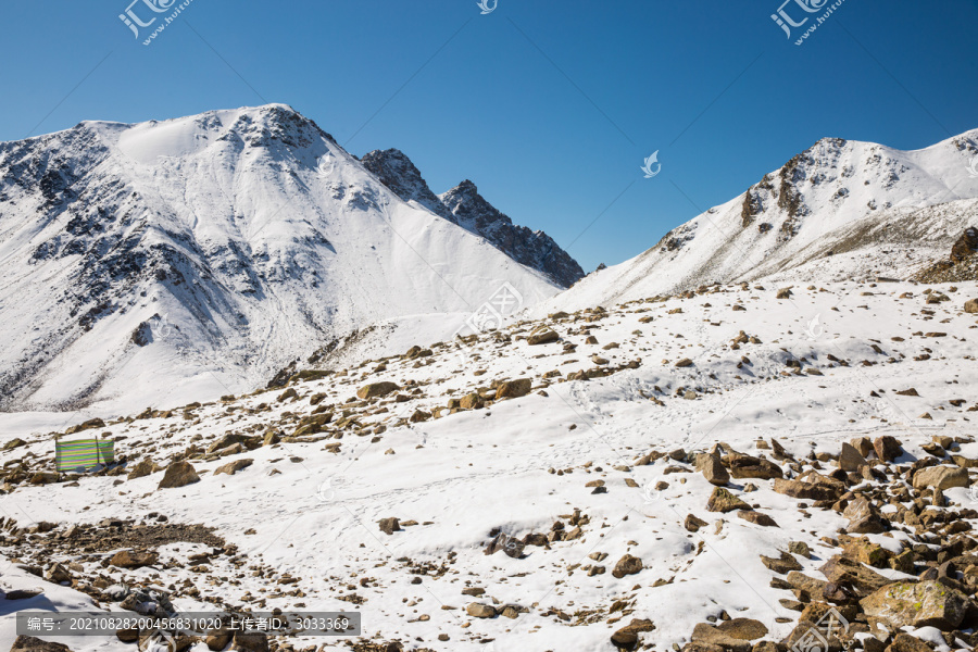 独库公路雪山