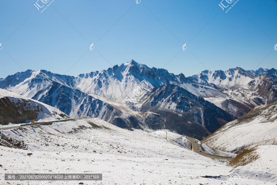 独库公路雪山