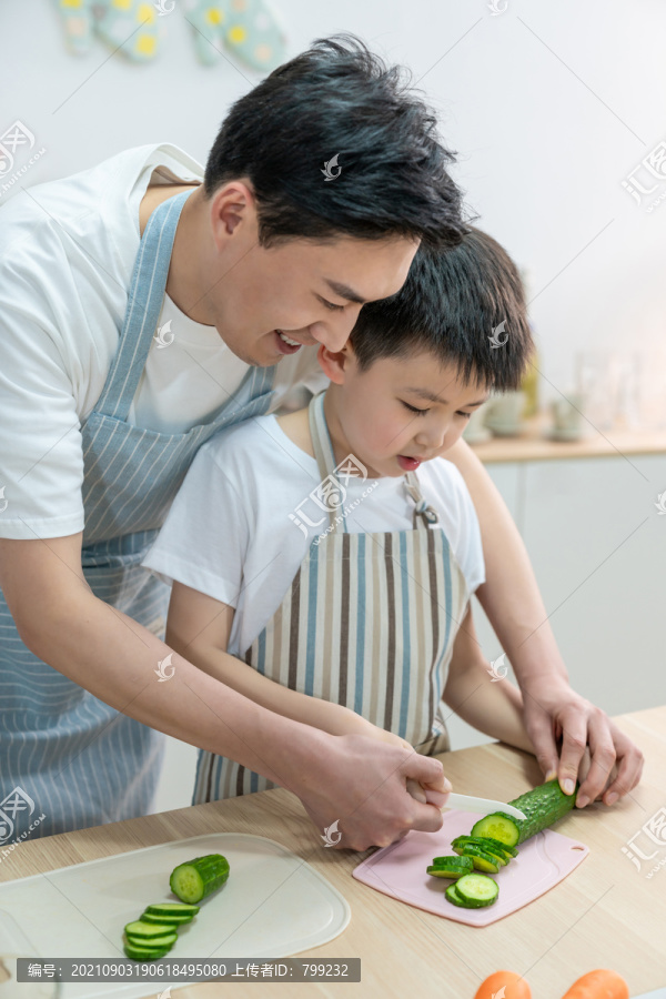 快乐的年轻父子在厨房