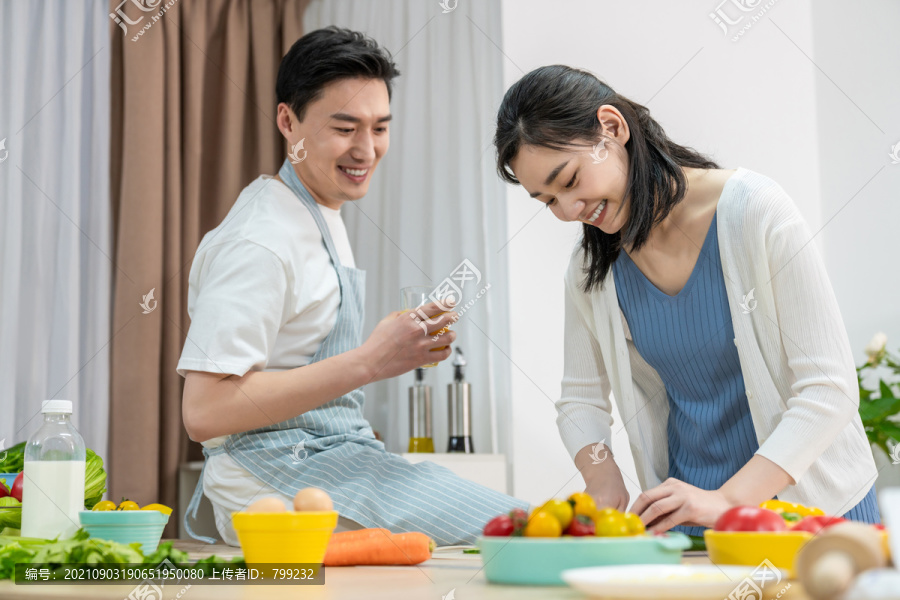 年轻情侣在厨房做饭