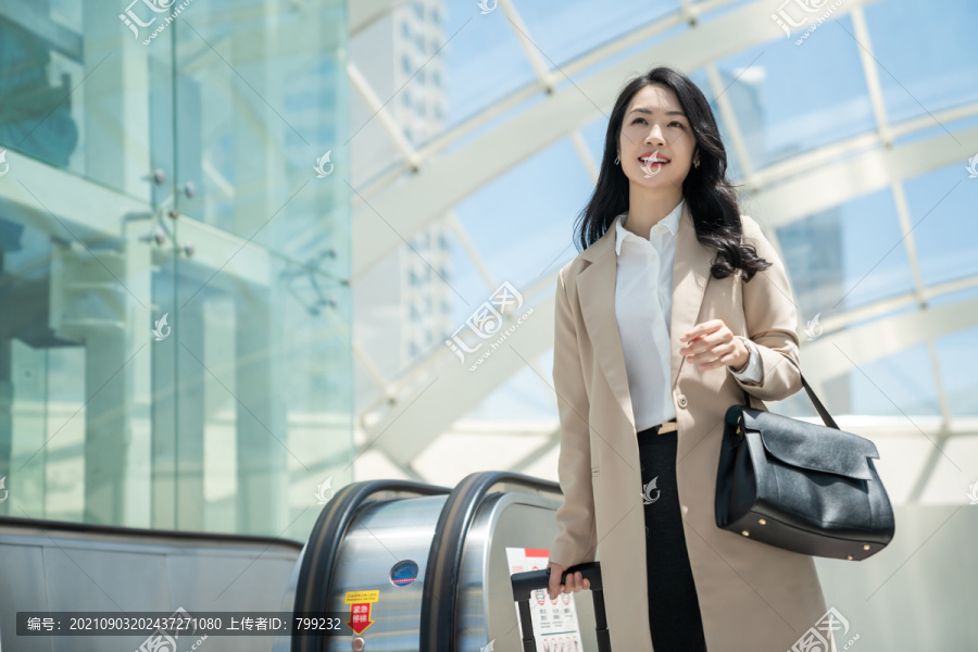 商务女士在机场