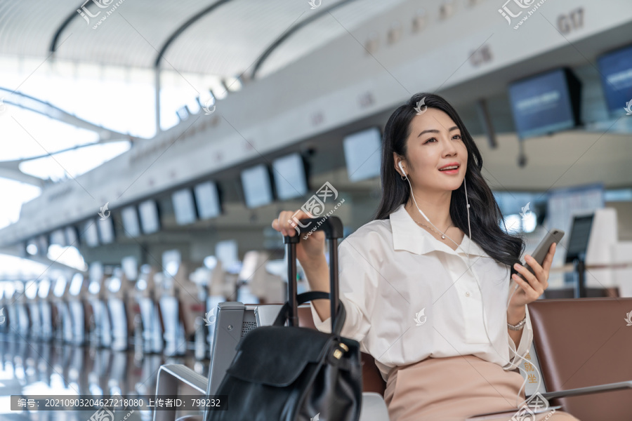 商务女士在机场使用手机