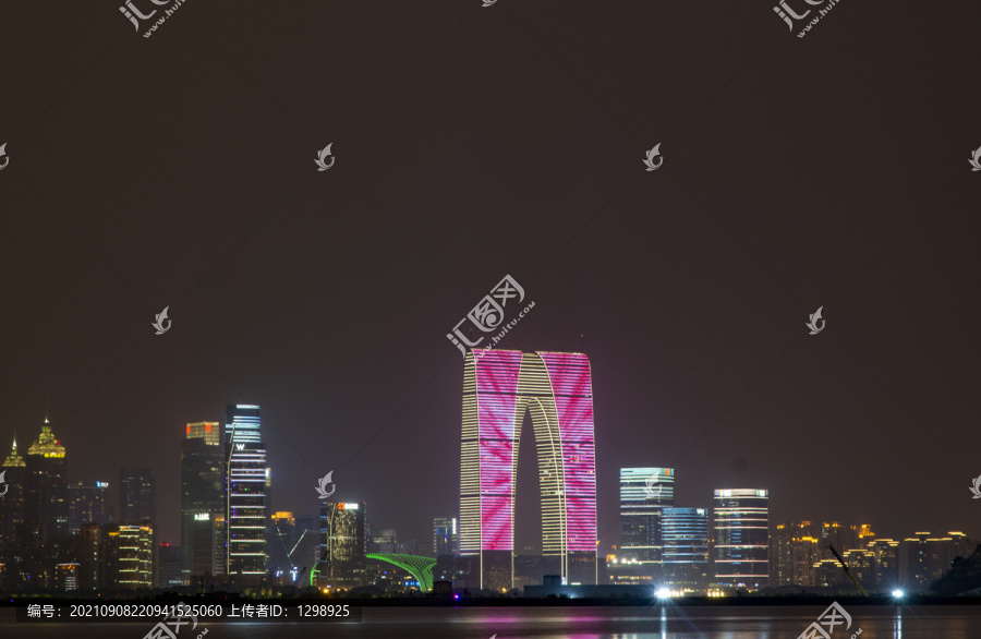 金鸡湖东方之门建筑夜景