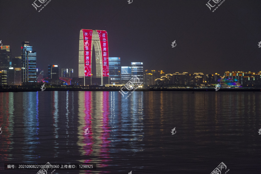 金鸡湖东方之门建筑夜景