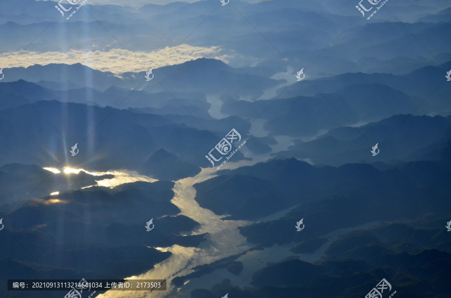 群山河流