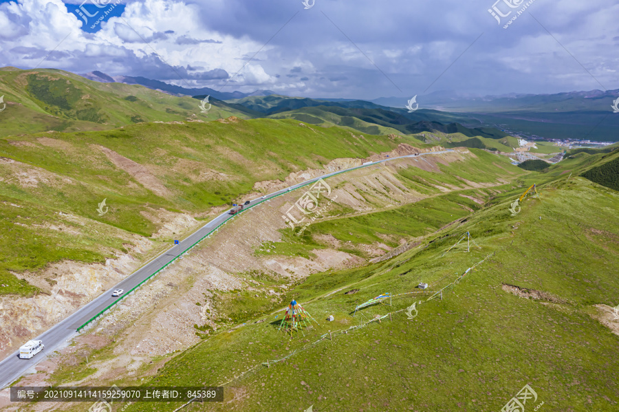 草原牧场下坡公路