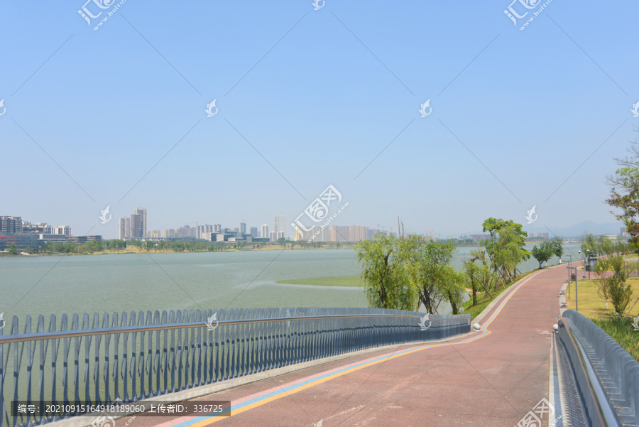 成都兴隆湖彩色透水混凝土步道