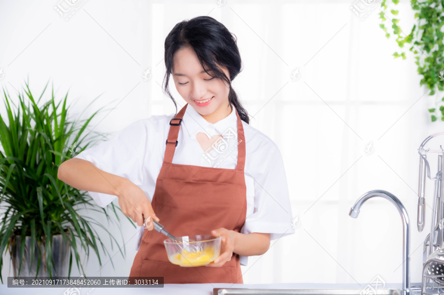 女主在厨房做饭