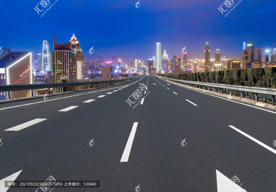 高速公路行车道和城市夜景