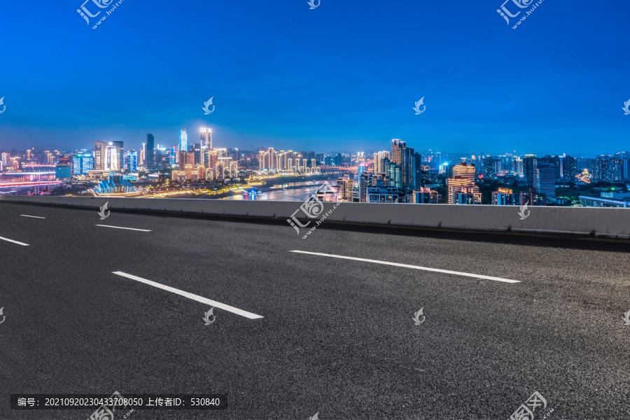 柏油马路和城市夜景