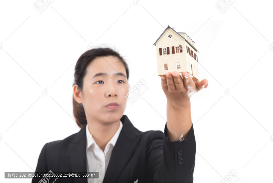 女销售人员手举小房子模型