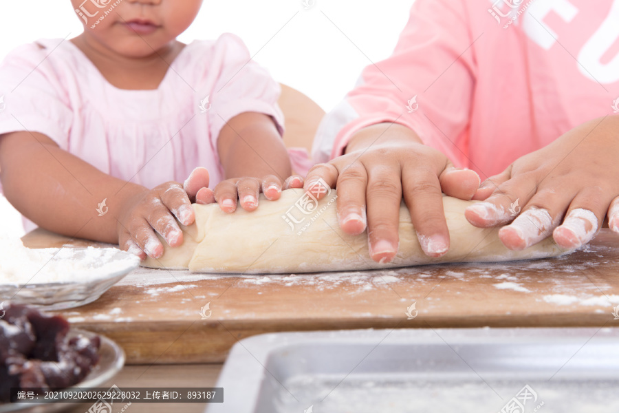 特写手部孩子在和妈妈一起和面