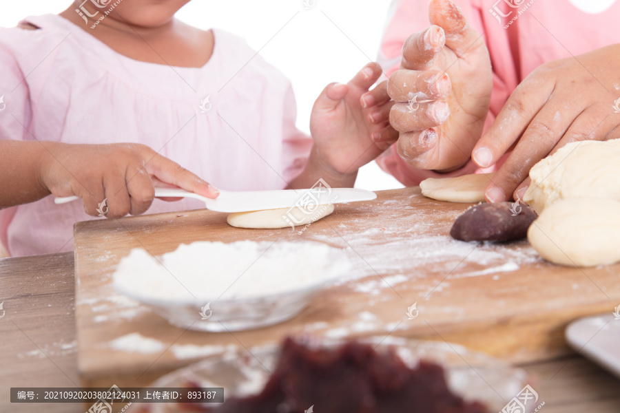 中国妈妈手把手教孩子做月饼