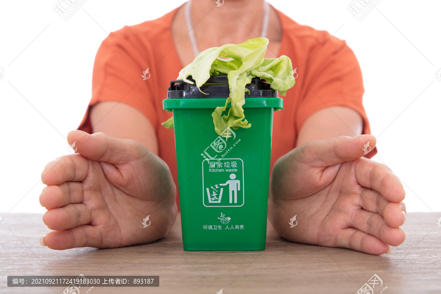 绿色厨余垃圾桶和菜叶