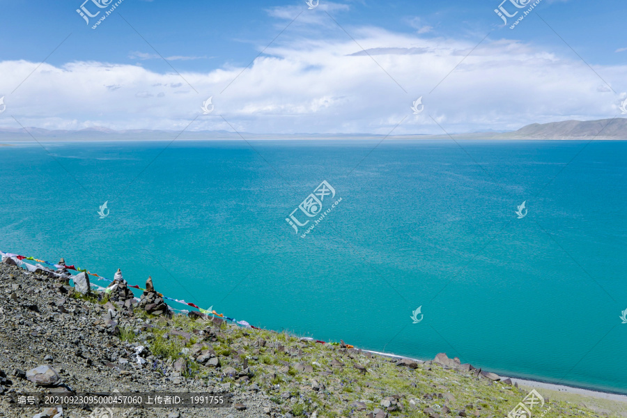 蓝天湖水风景画