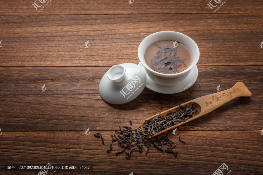 一杯盖碗红茶茶叶