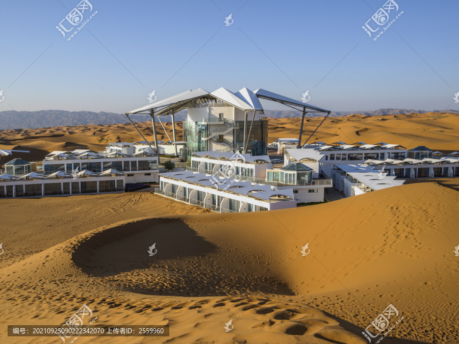 日出时分的腾格里沙漠星星酒店