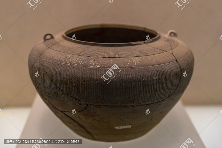 战国原始瓷直线纹罐