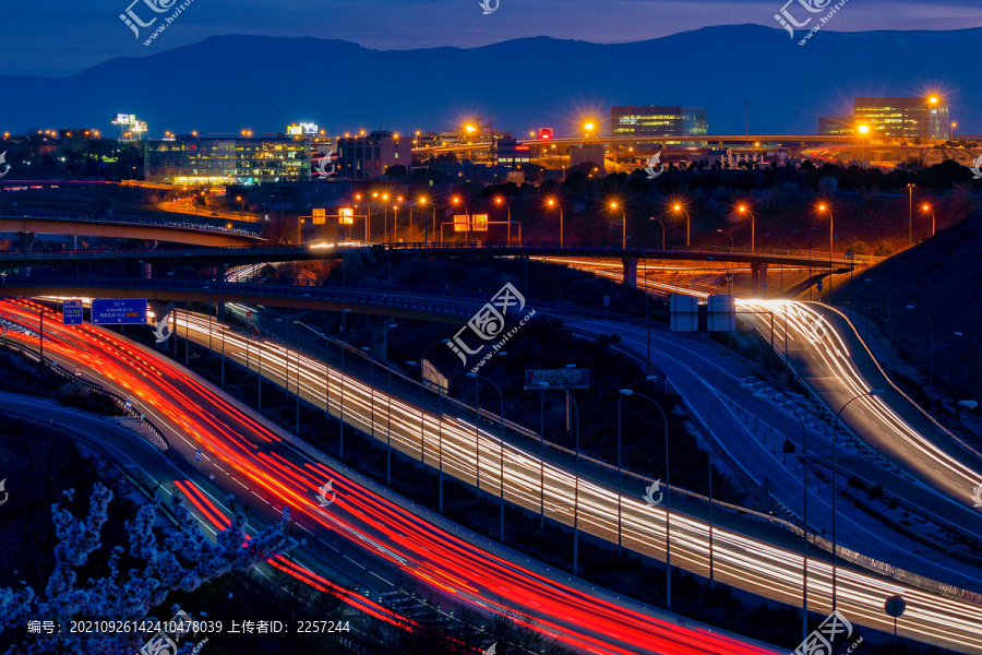 都市夜景與城市霓虹燈