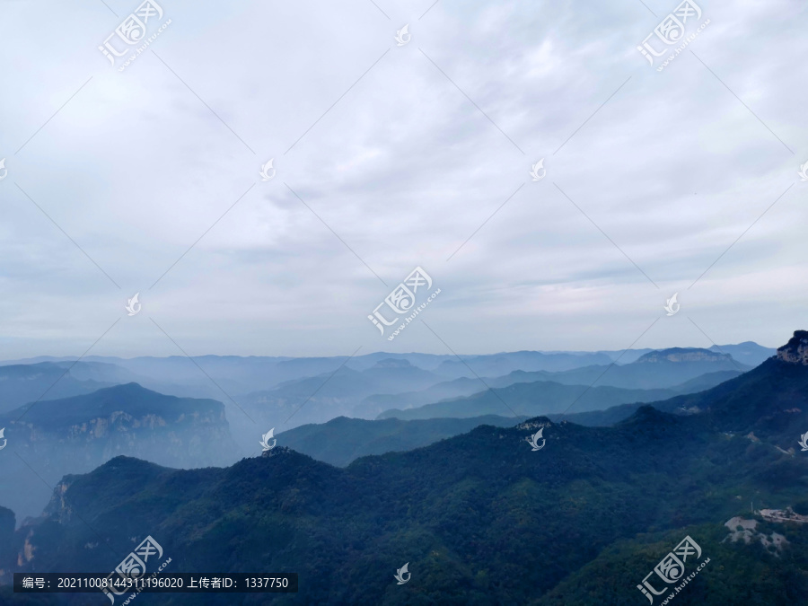 层峦叠嶂的山