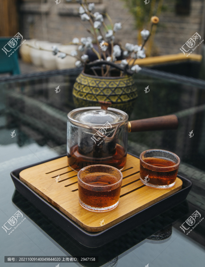 放在玻璃桌上的茶水