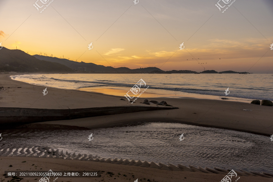 南澳岛沙滩上的日出