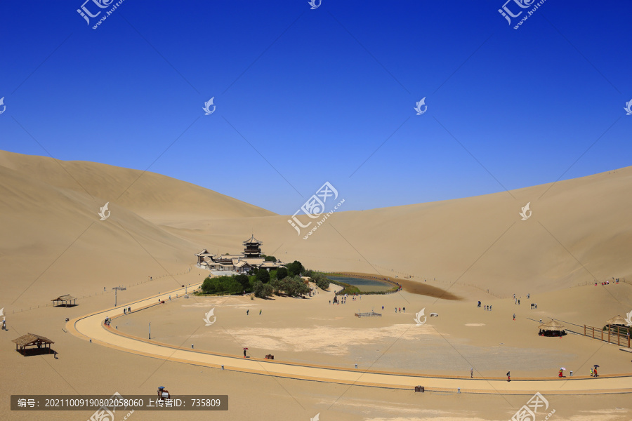 沙漠旅游月牙泉风景区