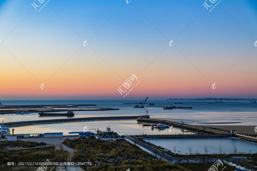 河北北戴河大海边码头工地的日出