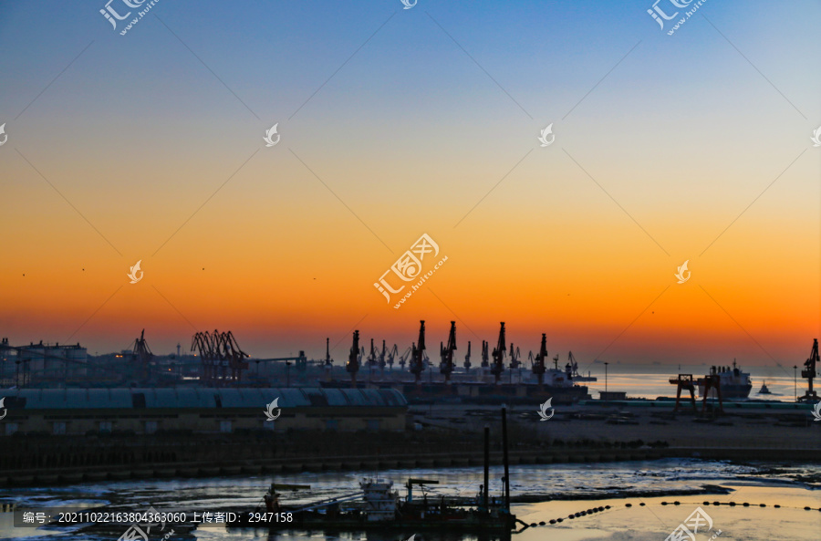 河北北戴河大海边码头工地的日出