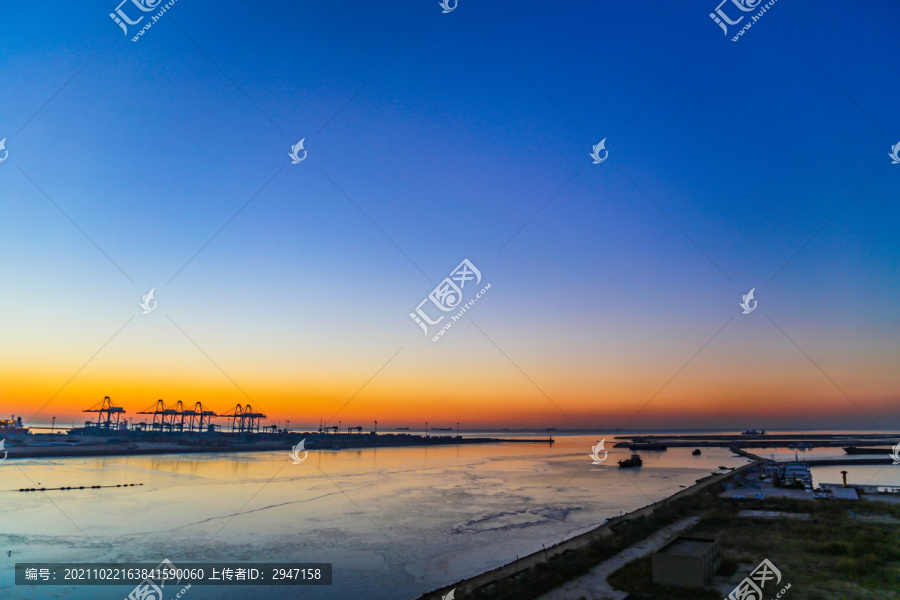 河北北戴河大海边码头工地的日出