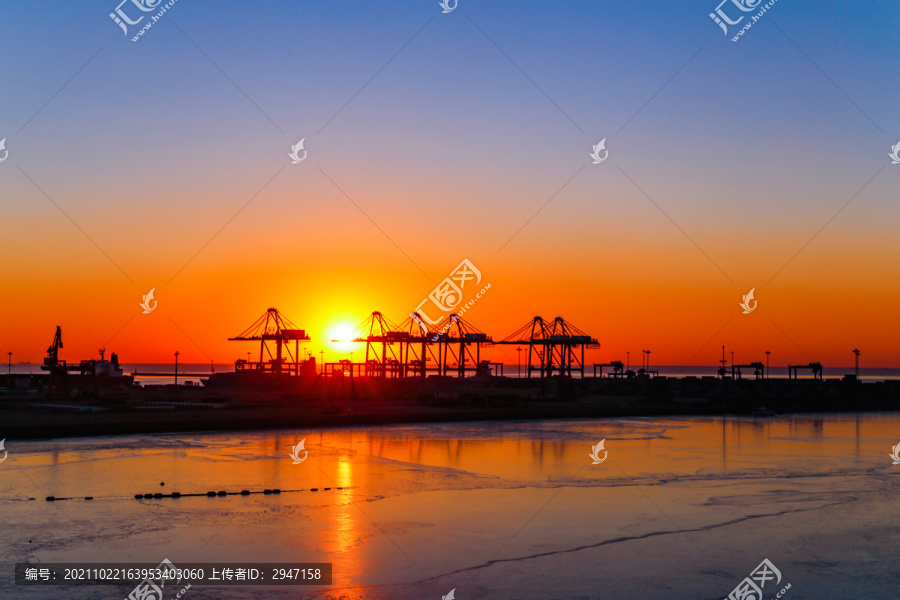 河北北戴河大海边码头工地的日出