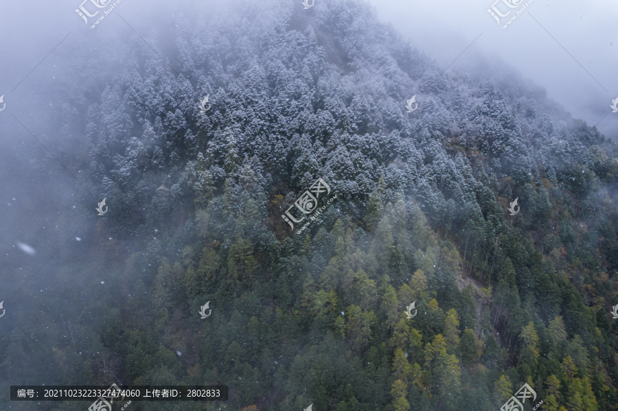 川西高原秋季高山峡谷自然风光