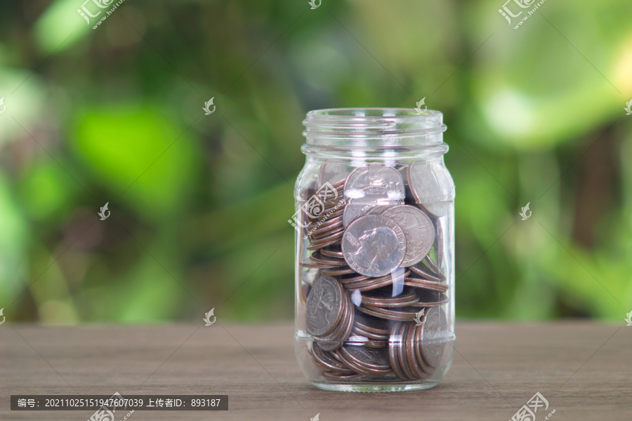 一个满装美元硬币的玻璃瓶