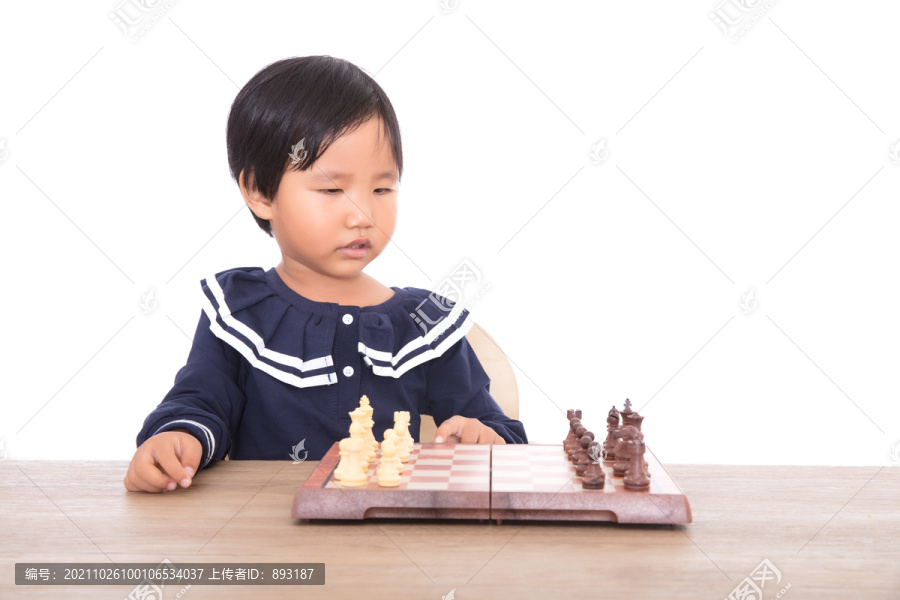 孩子下国际象棋棋盘上的特写