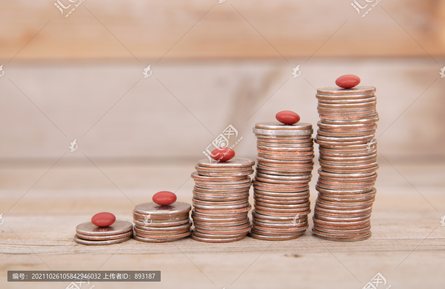 一排递增的美元硬币和药丸