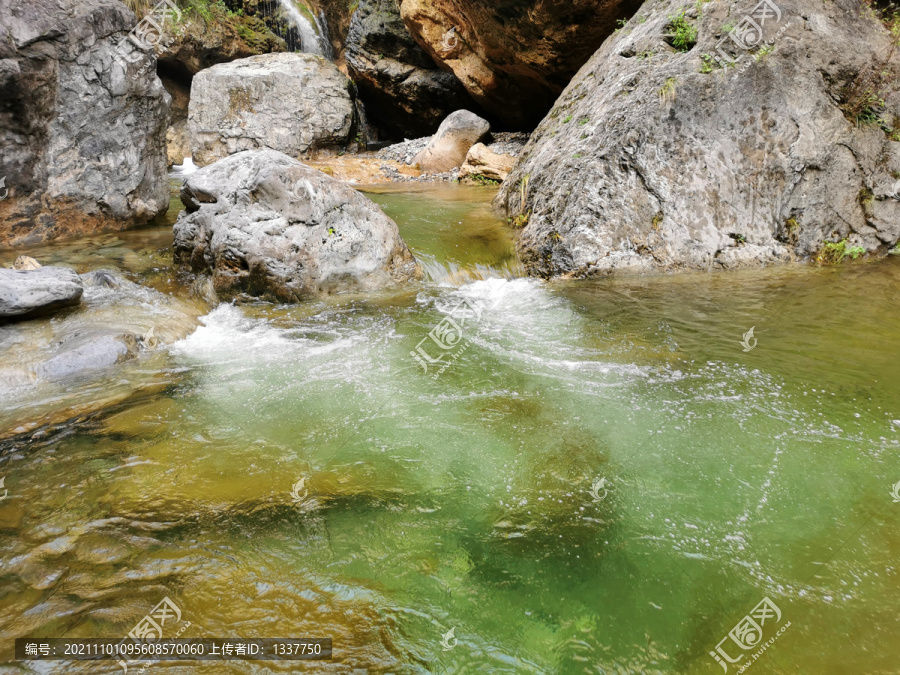 山石与绿水